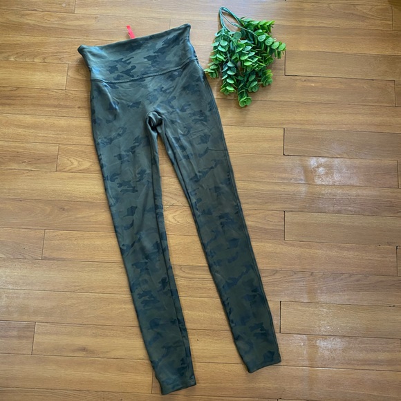 SPANX CAMO green legging size medium - Picture 2 of 5